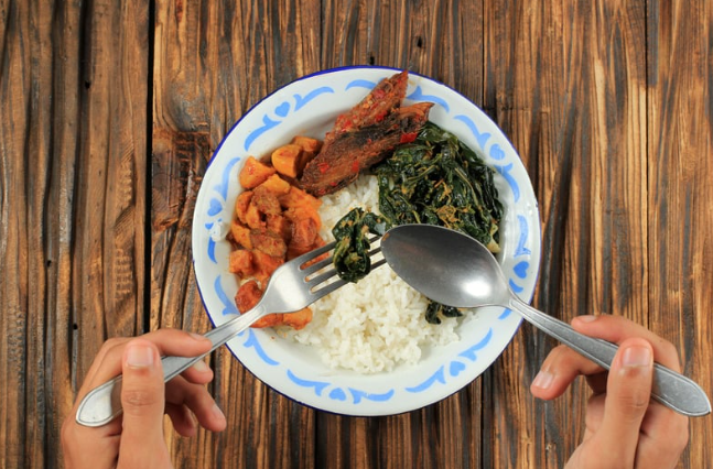 kombinasi makanan berbahaya, makanan penyebab obesitas anak, pola makan sehat keluarga, makanan tinggi karbohidrat, bahaya mie instan dan nasi, pola makan ibu hamil, makanan penyebab diabetes, tips sehat untuk bunda muda